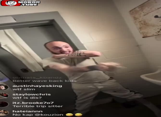Video :A buddy uses a knife to attack a streamer